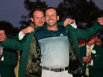 Sergio García se enfunda la 'chaqueta verde' como campeón del Masters de Augusta Sergio García se enfunda la 'chaqueta verde' como campeón del Masters de Augusta