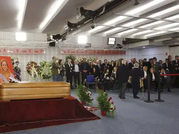 Multitudinaria despedida para Carme Chacón Multitudinaria despedida para Carme Chacón