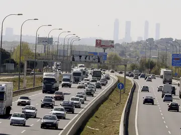 Vista de las carreteras con tráfico denso Vista de las carreteras con tráfico denso