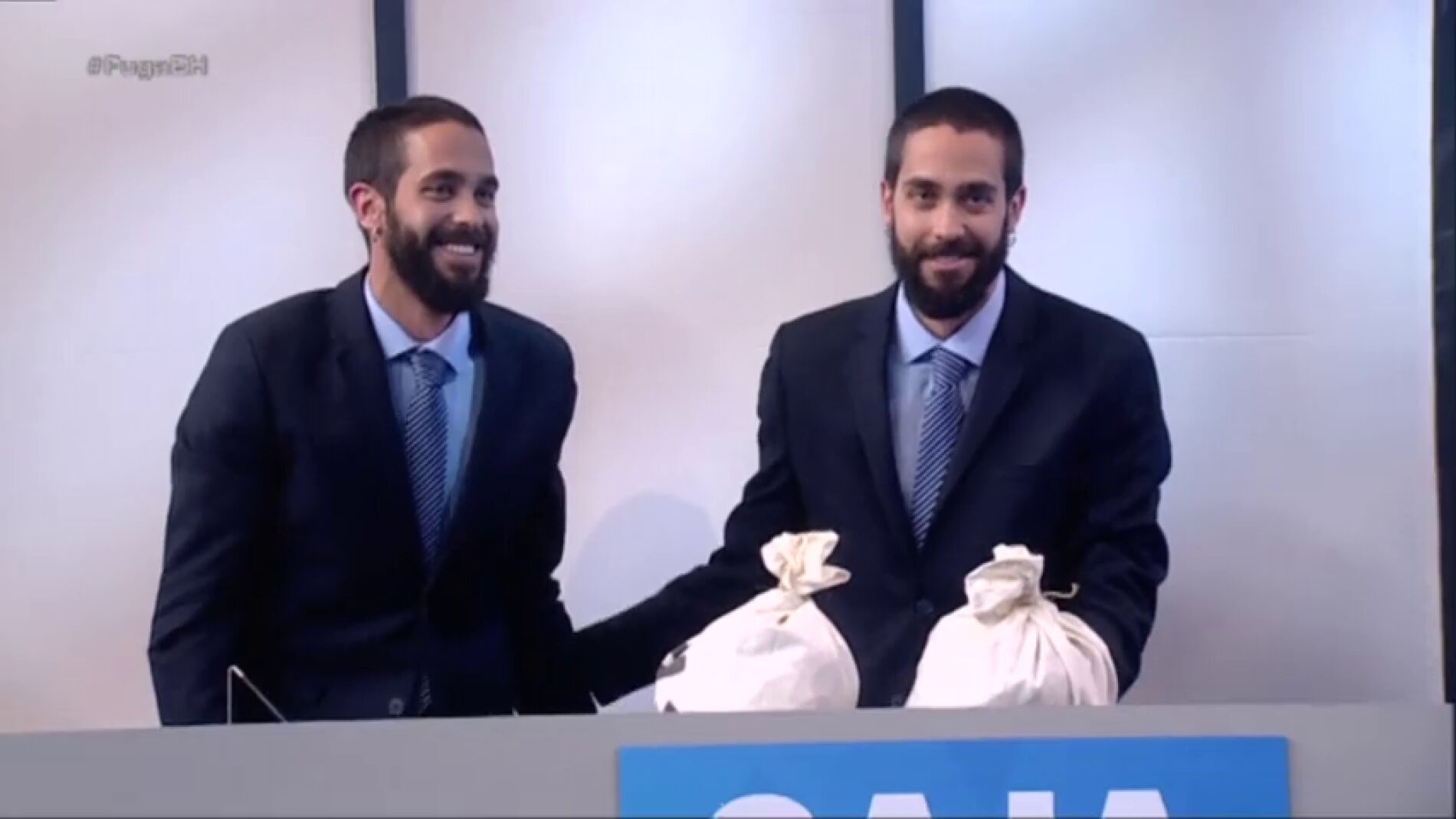 Frame 120.02119 de: ¿Son gemelos o es la misma persona?