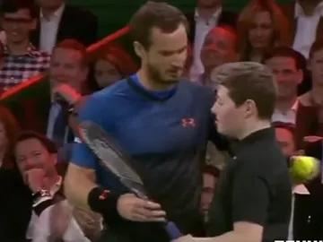 Murray le cede el último punto al recogepelotas Murray le cede el último punto al recogepelotas