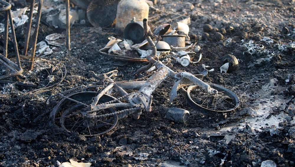 Restos incendiados del campamento de refugiados de Grande-Synthe