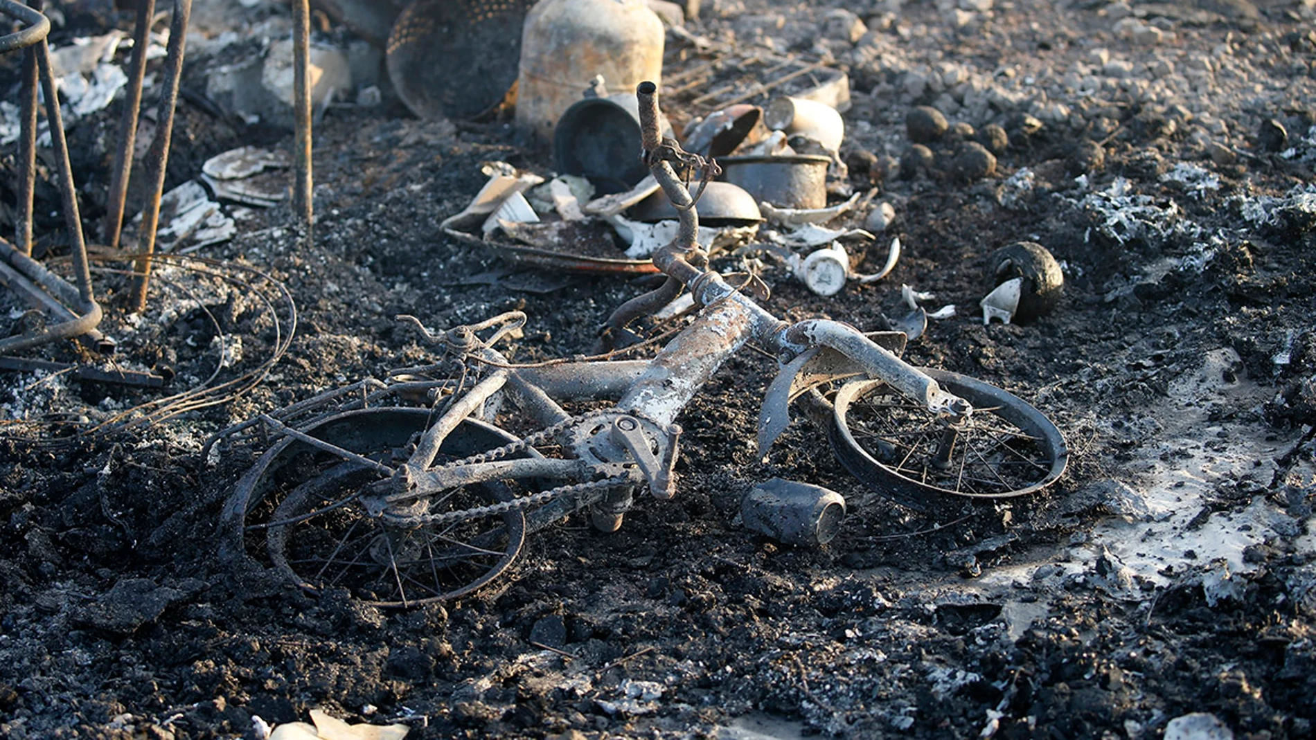 Restos incendiados del campamento de refugiados de Grande-Synthe Restos incendiados del campamento de refugiados de Grande-Synthe
