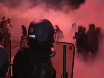 Frame 5.452581 de: Enfrentamiento entre guaridas de prisiones y la policía Frame 5.452581 de: Enfrentamiento entre guaridas de prisiones y la policía