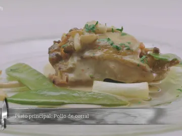 Pollo asado con tirabeques y su jugo acidulado Pollo asado con tirabeques y su jugo acidulado