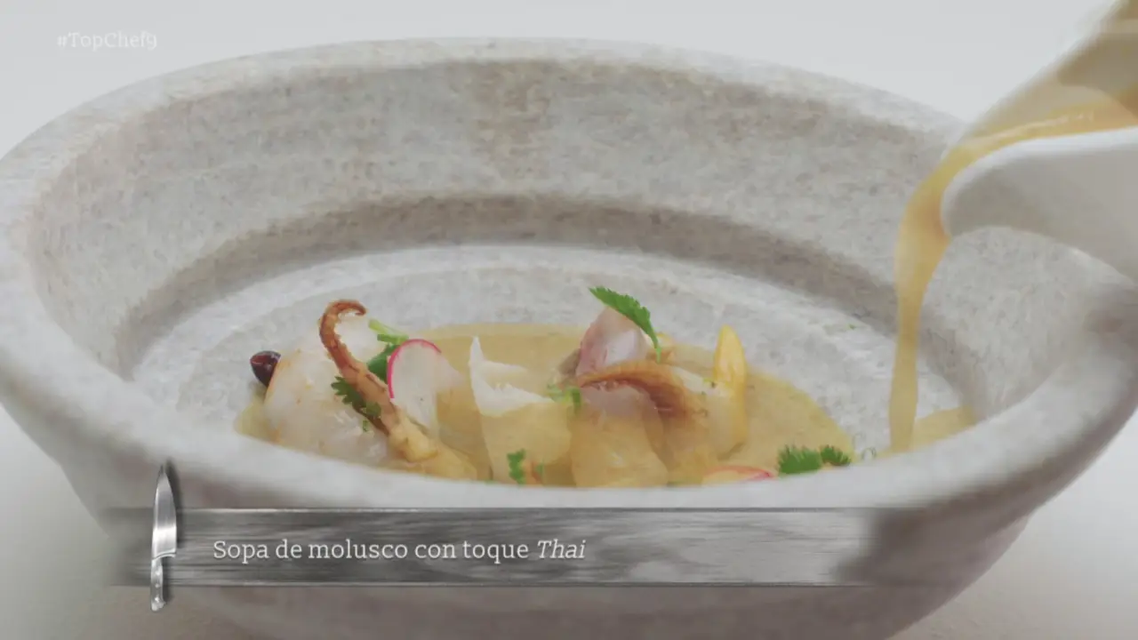 Sopa de moluscos con toques thai