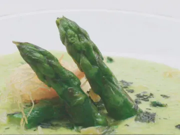 Crema de espárragos, puerro, calabacín y menta con kataifi relleno de gamba, espárrago salteado y gominola de jengibre Crema de espárragos, puerro, calabacín y menta con kataifi relleno de gamba, espárrago salteado y gominola de jengibre