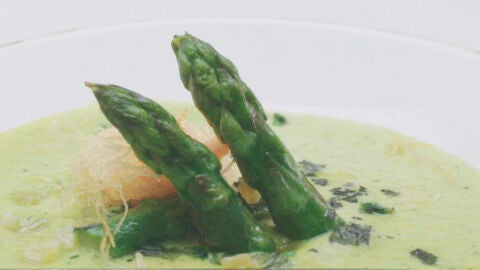 Crema de esp&aacute;rragos, puerro, calabac&iacute;n y menta con kataifi relleno de gamba, esp&aacute;rrago salteado y gominola de jengibre