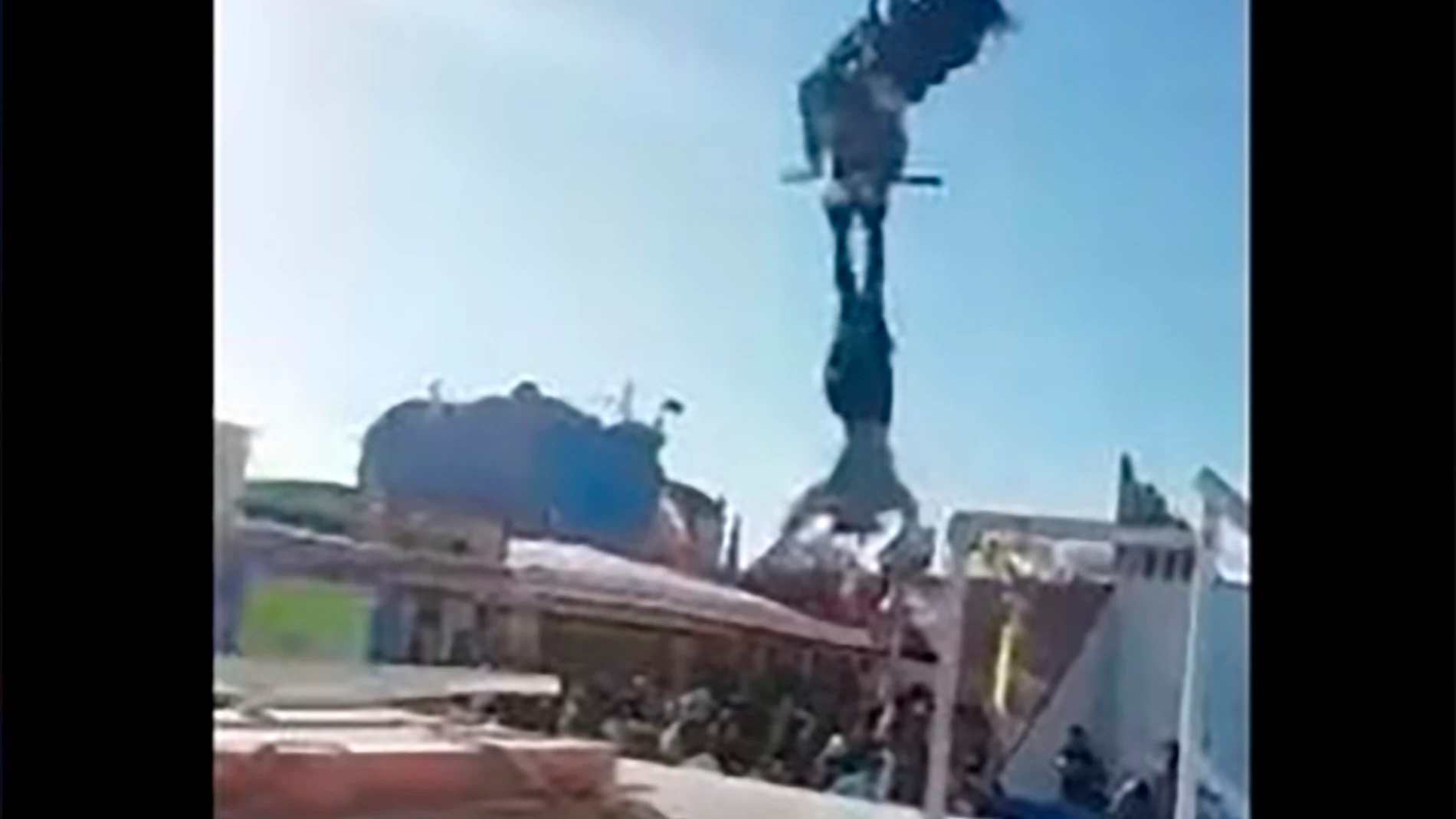 La joven suspendida en el aire tras romperse el arnés La joven suspendida en el aire tras romperse el arnés