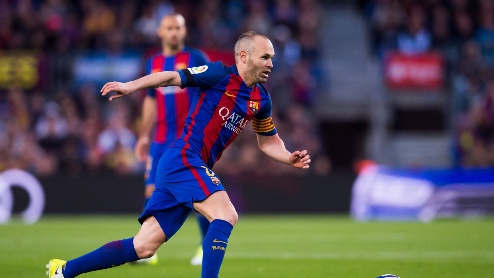 Andr&eacute;s Iniesta controlando un bal&oacute;n