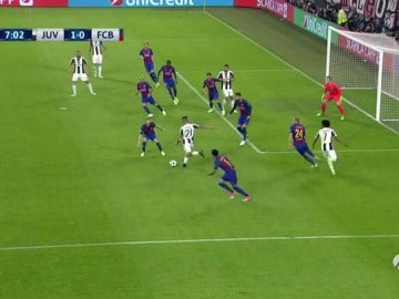 Frame 35.204285 de: El zurdazo de Dybala al segundo palo para poner el 1-0 en el Juventus - Barcelona