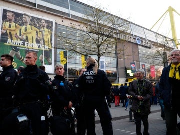 Policías fuera del estadio del Dortmund, en Alemania