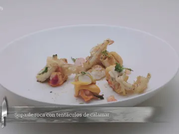 Sopa de roca con tentáculos de calamar Sopa de roca con tentáculos de calamar