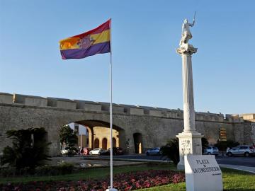 La bandera republicana izada en Cádiz