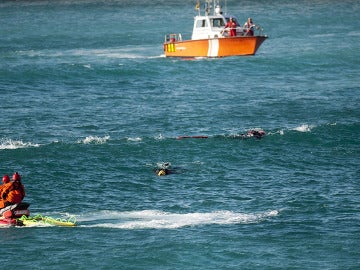 Imagen de archivo. Equipos de emergencia en la playa de A Coruña