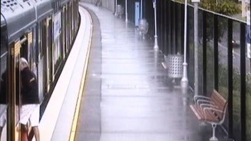 Imagen del momento en el que el niño cae en el hueco entre el tren y la vía