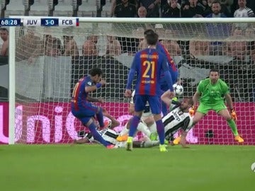 Frame 29.385714 de: El Barcelona pidió penalti en esta polémica acción en el área de la Juve: ¿fue mano de Chiellini?