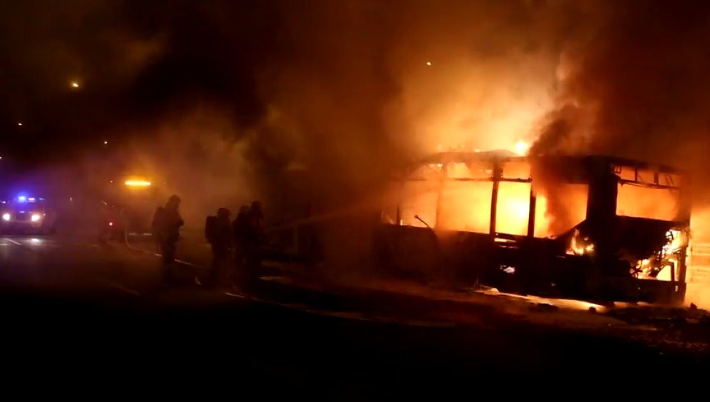 Frame 12.152257 de: Arde un autocar urbano en Palma