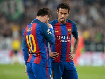 Leo Messi y Neymar cabizbajos