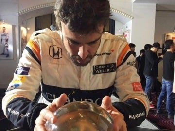 Fernando Alonso, concentrado en la bola de cristal