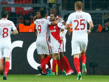 Mbappe y Falcao, abrazados en el choque ante el Dortmund