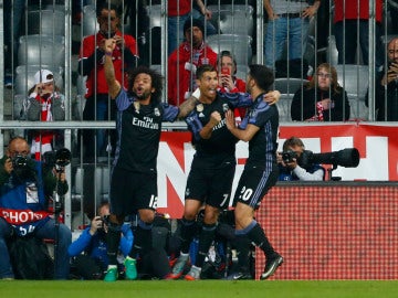 Cristiano Ronaldo celebra con sus compañeros su segundo gol al Bayern