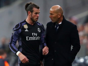 Bale dialoga con Zidane en la banda del Allianz Arena