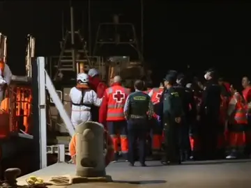 Frame 26.240316 de: Una niña muere ahogada frente a la isla de Alborán tras naufragar la patera en la que viajaba Frame 26.240316 de: Una niña muere ahogada frente a la isla de Alborán tras naufragar la patera en la que viajaba