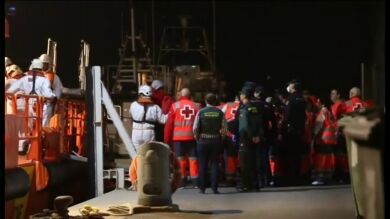 Una niña muere ahogada frente a la isla de Alborán tras naufragar la patera en la que viajaba
