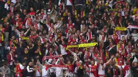 Frame 3.789426 de: Los aficionados del Dortmund y del Mónaco se hermanan para hacer frente al atentado Frame 3.789426 de: Los aficionados del Dortmund y del Mónaco se hermanan para hacer frente al atentado