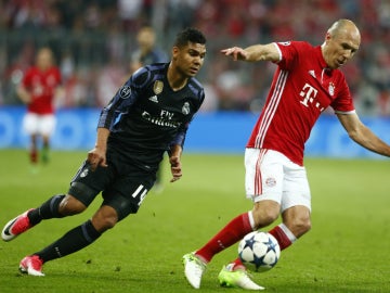 Casemiro persigue a Robben