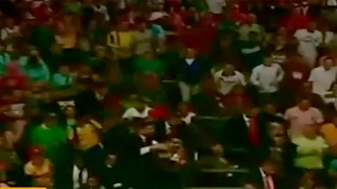 Lanzan objetos y abuchean a Maduro Lanzan objetos y abuchean a Maduro