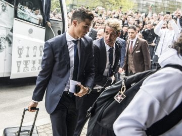 Cristiano y Coentrao se bajan del autobús del Real Madrid en Múnich