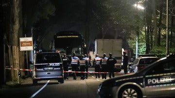 El autobús del Borussia Dortmund, acordonado por la policía alemana