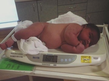 Una madre da a luz a un bebé de 6 kilos de manera natural y sin epidural 