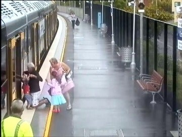 Frame 21.910647 de: Numerosos niños se caen por el hueco que dejan los trenes con el andén