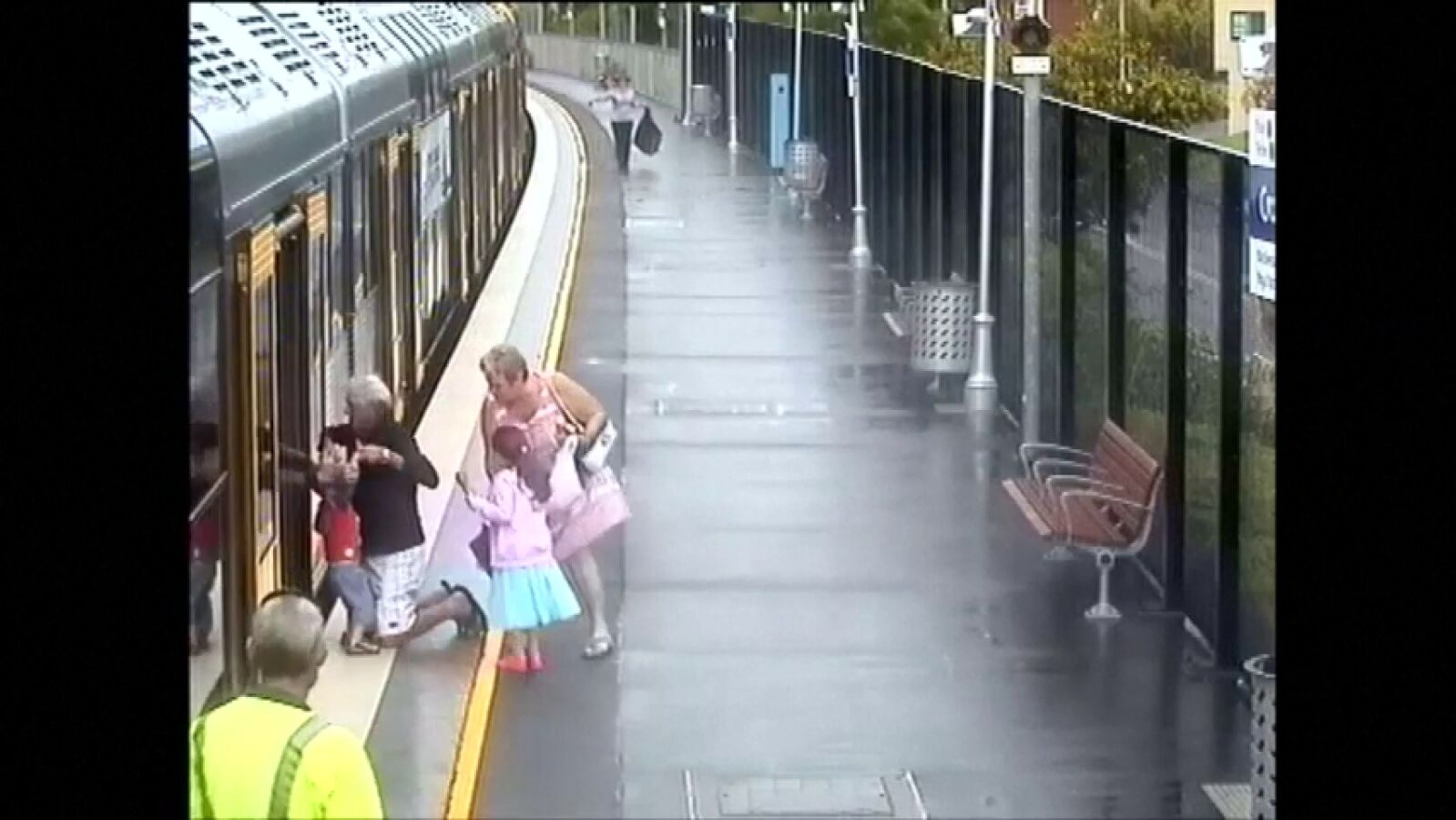 Sídney lanza una campaña para evitar las numerosas caídas de niños por el hueco entre el tren y el andén