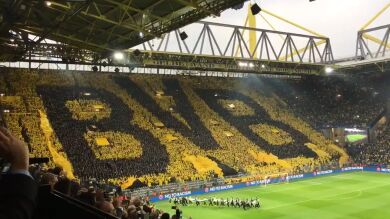 Espectacular recibimiento de la afición del Dortmund a su equipo con un brutal mosaico