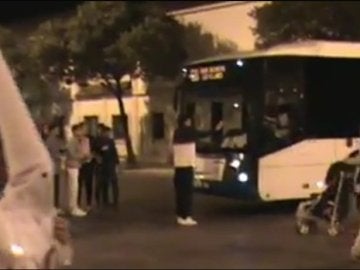 Un autobús interrumpe una procesión