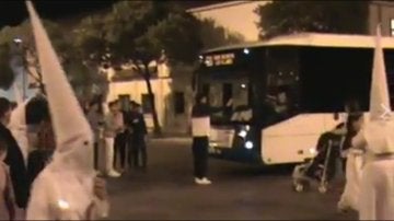 Un autobús interrumpe una procesión