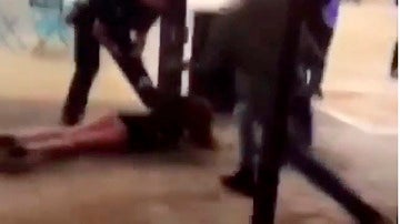 Un policía tumba a una joven en el suelo en plena calle