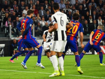 Dybala dispara para hacer uno de sus dos goles ante el Barcelona