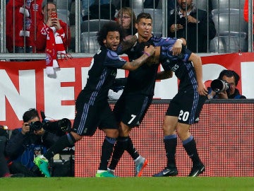 Cristiano Ronaldo celebra su segundo gol ante el Bayern con Marcelo y Asensio