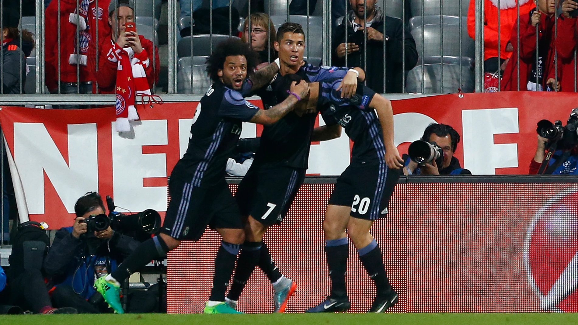 Cristiano Ronaldo celebra su segundo gol ante el Bayern con Marcelo y Asensio