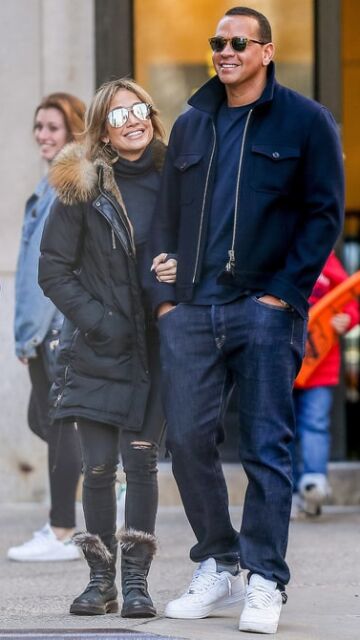Jennifer Lopez y Alex Rodríguez paseando por la calle