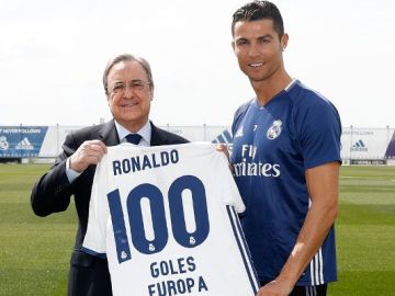 Florentino Pérez da a Cristiano Ronaldo una camiseta conmemorativa por sus 100 goles en Europa