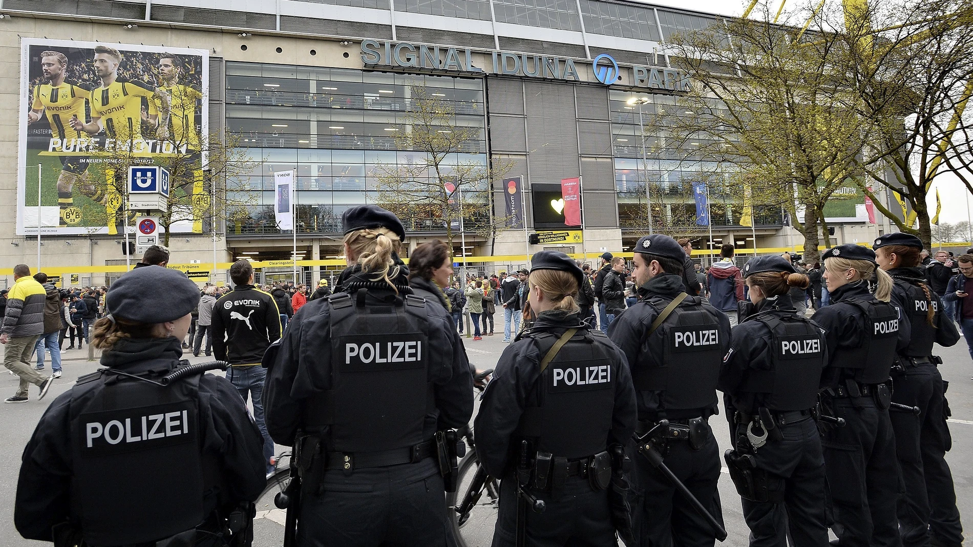 Policías delante del estadio Signal Iduna Park Policías delante del estadio Signal Iduna Park