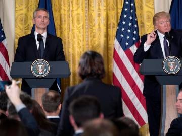 Donald Trump en rueda de prensa con el secretario general de la OTAN