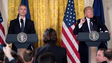 Donald Trump en rueda de prensa con el secretario general de la OTAN