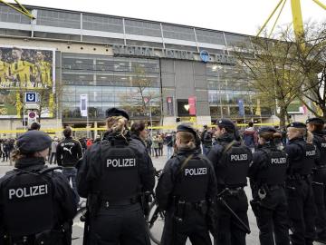 Policías en el estadio Signal Iduna Park, un día después de que tres explosivos estallaran junto al autobús del Borussia Dortmund